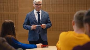 Kolegium doktorskie | Studia podyplomowe we Wrocławiu | Uniwersytet Dolnośląski DSW we Wrocławiu: wykładowca w marynarce prowadzi zajęcia