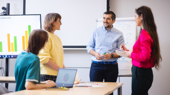 Marketing i social media | Studia I stopnia we Wrocławiu | Uniwersytet Dolnośląski DSW we Wrocławiu: zajęcia z zarządzania, studenci podczas dyskusji z wykładowcą
