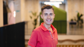 student w czerwonej polówce