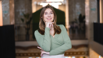 studentka w zielonej koszulce