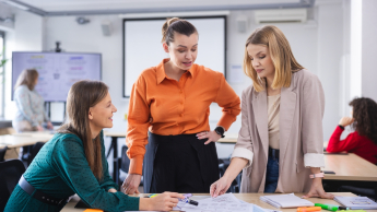 Psychologia reklamy i komunikacji | Studia podyplomowe we Wrocławiu | Uniwersytet Dolnośląski DSW we Wrocławiu: trzy studentki wspólnie pracujące nad projektem