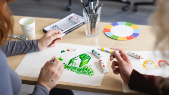 Integracja sensoryczna i psychomotoryka | Studia podyplomowe we Wrocławiu | Uniwersytet Dolnośląski DSW we Wrocławiu: studentki malujące zielony domek farbkami