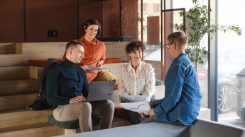 Administracja – prawo, zarządzanie i organizacja z elementami AI | Studia podyplomowe we Wrocławiu | Uniwersytet Dolnośląski DSW we Wrocławiu: grupa studentów siedząca na schodach i rozmawiająca ze sobą