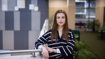 Zarządzanie i inwestowanie w   nieruchomości | Studia podyplomowe we Wrocławiu | Uniwersytet Dolnośląski DSW we Wrocławiu: zdjęcie portretowe studentki w swetrze w paski