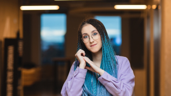 Marketing i Sprzedaż – studia 3 semestralne | Studia II stopnia we Wrocławiu | Uniwersytet Dolnośląski DSW we Wrocławiu: Wrocław: studentka w fioletowej koszuli z czarno-niebieskimi warkoczykami