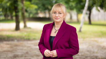 Ekspert BHP oraz zrównoważonych miejsc pracy | Studia I stopnia we Wrocławiu | Uniwersytet Dolnośląski DSW we Wrocławiu: studentka w bordowej marynarce