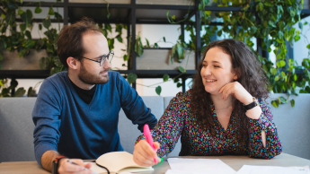 Wyniki wyszukiwania | Uniwersytet Dolnośląski DSW we Wrocławiu: dwoje studentów wspólnie robiąca notatki