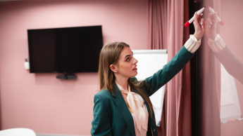 Rachunkowość i finanse przedsiębiorstw | Studia I stopnia we Wrocławiu | Uniwersytet Dolnośląski DSW we Wrocławiu: studentka pisząca po tablicy