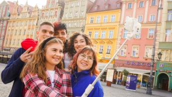Dolnoslezská Univerzita DSW ve Vratislavi | Uniwersytet Dolnośląski DSW we Wrocławiu: grupa studentów robi selfi na wrocławskim rynku