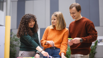 Mediacje sądowe i pozasądowe | Studia podyplomowe we Wrocławiu | Uniwersytet Dolnośląski DSW we Wrocławiu: Grupa osób stojąca przy stole