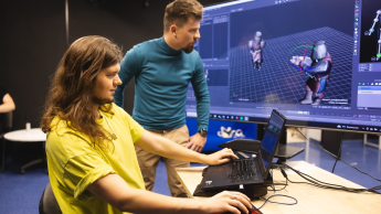 Projektowanie gier komputerowych | Studia podyplomowe we Wrocławiu | Uniwersytet Dolnośląski DSW we Wrocławiu: wykładowca oraz student tworzą wspólnie animacje do gier