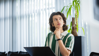 Zielone Technologie i Sztuczna inteligencja: Informatyka dla zrównoważonego rozwoju | Studia podyplomowe we Wrocławiu | Uniwersytet Dolnośląski DSW we Wrocławiu: Mężczyzna korzystający z laptopa