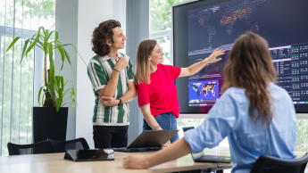 Budowanie i utrzymanie aplikacji no-code | Studia podyplomowe we Wrocławiu | Uniwersytet Dolnośląski DSW we Wrocławiu: Dwie osoby przy tablicy