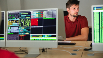 Programowanie aplikacji webowych | Studia podyplomowe we Wrocławiu | Uniwersytet Dolnośląski DSW we Wrocławiu: Mężczyzna w sali komputerowej