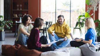Cyfryzacja, współpraca i bezpieczeństwo pracy – praktyczne kompetencje specjalistów Publicznych Służb Zatrudnienia | Studia podyplomowe we Wrocławiu | Uniwersytet Dolnośląski DSW we Wrocławiu: grupa ludzi, praca zespołowa