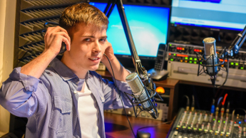 Dolnoslezská Univerzita DSW ve Vratislavi | Uniwersytet Dolnośląski DSW we Wrocławiu: zajęcia w studio nagrań, student w słuchawkach przy konsolecie