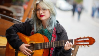 ДСВ - место для ТЕБЯ! | Uniwersytet Dolnośląski DSW we Wrocławiu: dziewczyna z gitarą