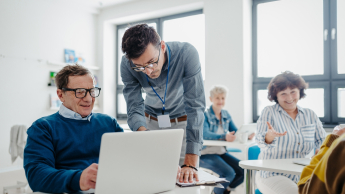 Wyniki wyszukiwania | Uniwersytet Dolnośląski DSW we Wrocławiu: seniorzy pracujący przy komputerach