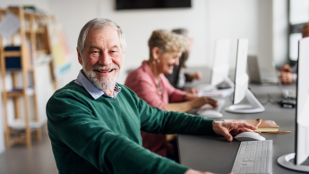 Wyniki wyszukiwania | Uniwersytet Dolnośląski DSW we Wrocławiu: Uśmiechający się seniorzy pracujący na komputerach