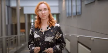 Strefa studenta | Uniwersytet Dolnośląski DSW we Wrocławiu: Grafika główna - Strefa studenta - zdjęcie portretowe rudowłosej studentki w okularach