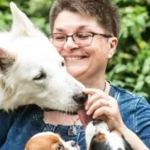 Dogoterapia | Studia podyplomowe we Wrocławiu | Uniwersytet Dolnośląski DSW we Wrocławiu: zdjęcie Barbary Kiełbus z psami