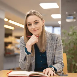 Wyniki wyszukiwania | Uniwersytet Dolnośląski DSW we Wrocławiu: Zdjęcie portretowe studentki