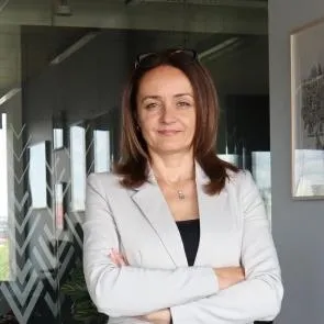 Psychologia reklamy i komunikacji | Uniwersytet Dolnośląski DSW we Wrocławiu: zdjęcie portretowe - dr Mira Krzyścin  wykładowczyni