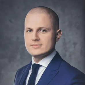 Administracja – prawo, zarządzanie i organizacja z elementami AI | Studia podyplomowe we Wrocławiu | Uniwersytet Dolnośląski DSW we Wrocławiu: zdjęcie portretowe adw. Michała Kutrowskiego