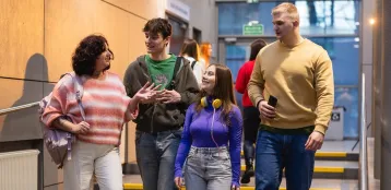 Strona główna | Uniwersytet Dolnośląski DSW we Wrocławiu: grupa czterech studentów schodząca po schodach