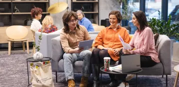 Strona główna | Uniwersytet Dolnośląski DSW we Wrocławiu: Studenci wspólnie siedzący na kanapie i rozmawiający ze sobą