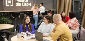 Strona główna | Uniwersytet Dolnośląski DSW we Wrocławiu: grupa osób w stołówce