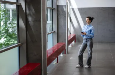 Nasz kampus | Uniwersytet Dolnośląski DSW we Wrocławiu: Studentka na korytarzu 