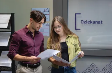 Nasz kampus | Uniwersytet Dolnośląski DSW we Wrocławiu: Studenci przed dziekanatem