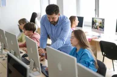 Nasz kampus | Uniwersytet Dolnośląski DSW we Wrocławiu: Studenci z wykładowcą 