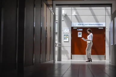 Nasz kampus | Uniwersytet Dolnośląski DSW we Wrocławiu: Studentka przed aulą