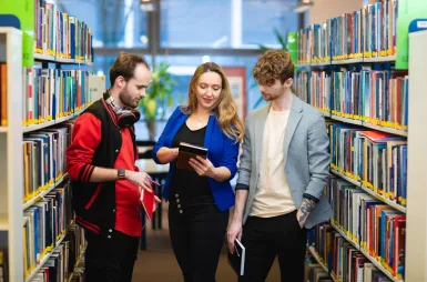 Nasz kampus | Uniwersytet Dolnośląski DSW we Wrocławiu: Studenci w bibliotece