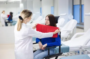 Wyniki wyszukiwania | Uniwersytet Dolnośląski DSW we Wrocławiu: Galeria zdjęć: zdjęcie z sali kosmetologicznej przedstawiające analizę kolorystyczną 