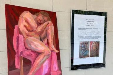 Galeria prac | Uniwersytet Dolnośląski DSW we Wrocławiu: Obraz przedstawiający kobietę na krześle