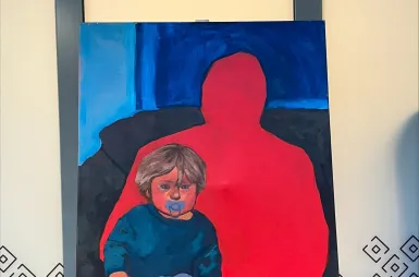 Galeria prac | Uniwersytet Dolnośląski DSW we Wrocławiu: Obraz przedstawiający dziecko na kolanach czerwonej postaci