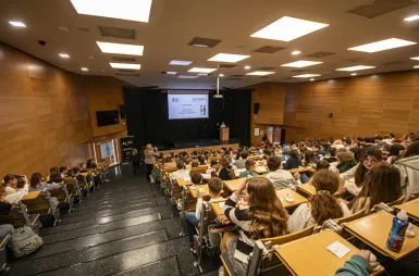 Uniwersytet Dzieci w Uniwersytecie Dolnośląskim DSW | Zobacz relację! | Aktualności | Uniwersytet Dolnośląski DSW we Wrocławiu: Uczestnicy Uniwersytetu Dzieci wypełnili aulę.