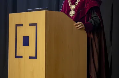 Uniwersytet Dzieci w Uniwersytecie Dolnośląskim DSW | Zobacz relację! | Aktualności | Uniwersytet Dolnośląski DSW we Wrocławiu: Uczestników Uniwersytetu Dzieci powitał prof. Sławomir Krzychała, Rektor UDDSW. 