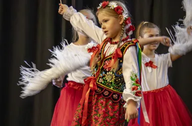 Uniwersytet Dzieci w Uniwersytecie Dolnośląskim DSW | Zobacz relację! | Aktualności | Uniwersytet Dolnośląski DSW we Wrocławiu: Występy artystyczne były częścią wydarzenia. Na scenie prezentują się młodzi artyści.