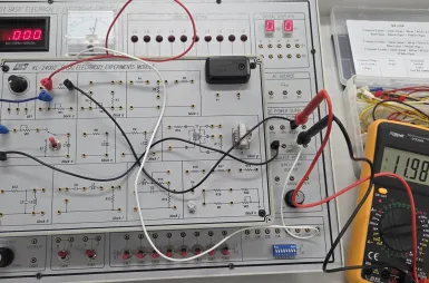Laboratoria i pracownie | Uniwersytet Dolnośląski DSW we Wrocławiu: laboratorium: Elektronika i elektrotechnika, Układy cyfrowe i internet rzeczy, Architektura systemów komputerowych