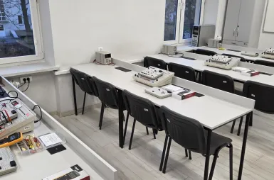 Laboratoria i pracownie | Uniwersytet Dolnośląski DSW we Wrocławiu: laboratorium: Elektronika i elektrotechnika, Układy cyfrowe i internet rzeczy, Architektura systemów komputerowych 