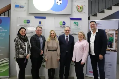 Nawiązanie współpracy patronackiej z Zespołem Szkół Ekonomiczno-Ogólnokształcących we Wrocławiu | Aktualności | Uniwersytet Dolnośląski DSW we Wrocławiu: Nawiązanie współpracy patronackiej z Zespołem Szkół Ekonomiczno-Ogólnokształcących we Wrocławiu