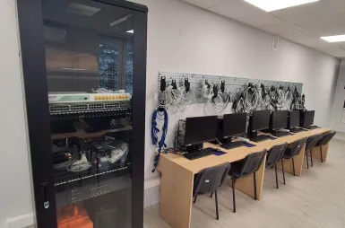 Laboratoria i pracownie | Uniwersytet Dolnośląski DSW we Wrocławiu: laboratorium: Sieci komputerowe