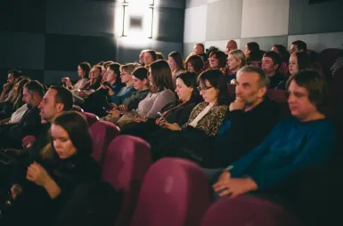 Studencki Dyskusyjny Klub Filmowy UDDSW zaprasza na kolejny film | 03.03.2026 | Aktualności | Uniwersytet Dolnośląski DSW we Wrocławiu: widownia w sali kinowej