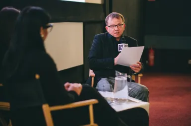 Studencki Dyskusyjny Klub Filmowy UDDSW zaprasza na kolejny film | 03.03.2026 | Aktualności | Uniwersytet Dolnośląski DSW we Wrocławiu: Dr Tomasz Zarębski odpowiadający na pytania