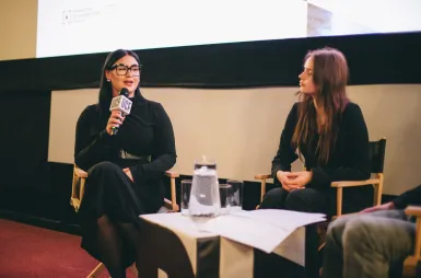 Studencki Dyskusyjny Klub Filmowy UDDSW zaprasza na kolejny film | 03.03.2026 | Aktualności | Uniwersytet Dolnośląski DSW we Wrocławiu: studentki rozmawiające ze sobą podczas panelu dyskusyjnego 