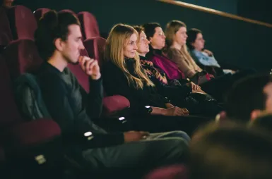 Studencki Dyskusyjny Klub Filmowy UDDSW zaprasza na kolejny film | 03.03.2026 | Aktualności | Uniwersytet Dolnośląski DSW we Wrocławiu: widownia w sali kinowej 